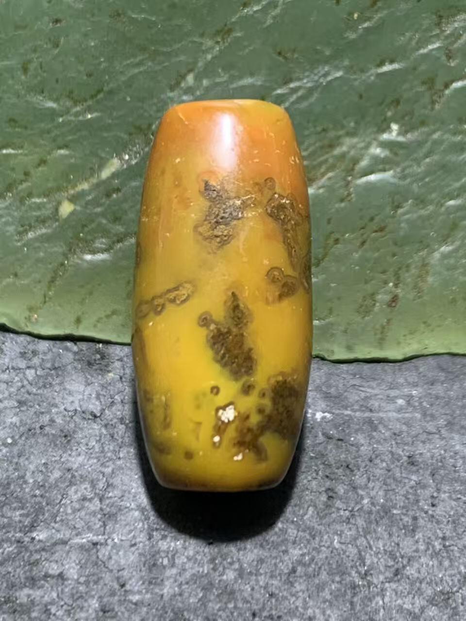 草花纹战国红玛瑙通货桶珠一颗。