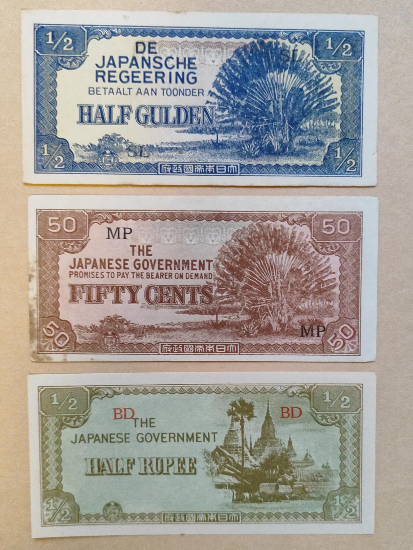 日本军票8张以及白俄罗斯4张合售，共计12张，整体品相约八五成新。请留意100元军票上方边缘处有处缺肉，其余没有缺肉现象