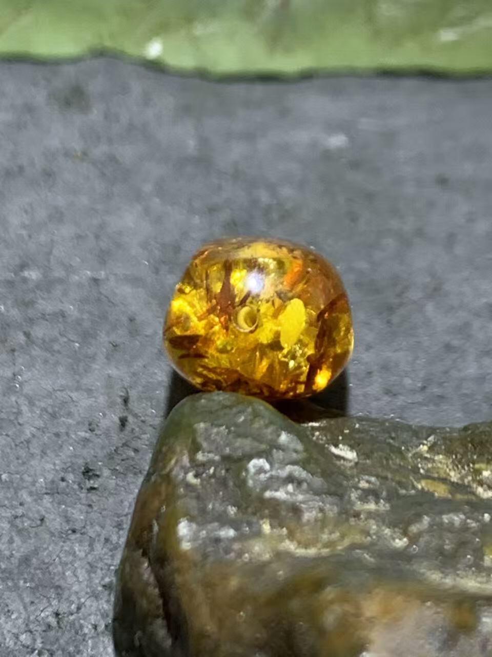 乌克兰花珀随形桶珠一个
