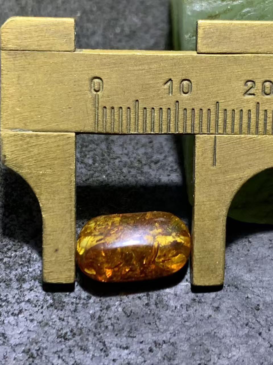 乌克兰花珀随形桶珠一个