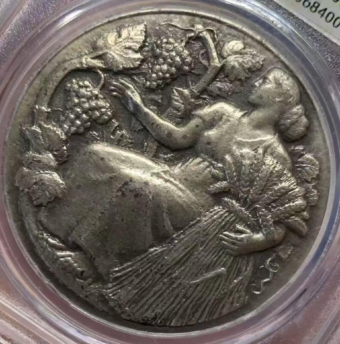 【礼羽收藏】🌏世界钱币拍卖第102期 1966年法国农业银章中乾评级MS60，直径40.7mm重37.7g。做工精致，双面雕刻细节精湛，高浮雕厚重大银章，状态极佳。