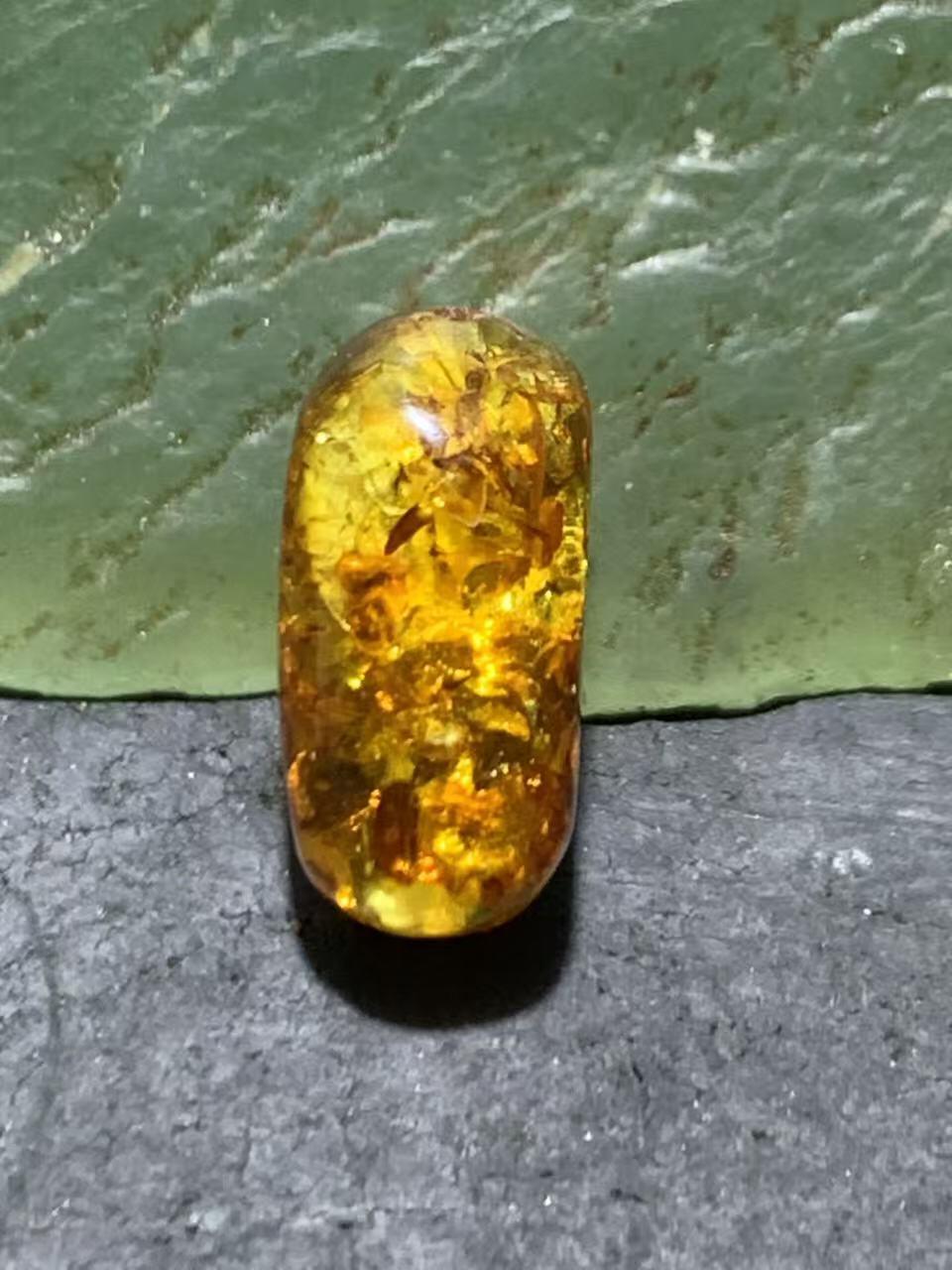 乌克兰花珀随形桶珠一个