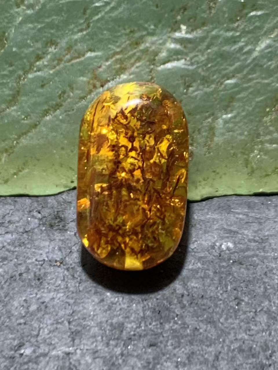 乌克兰花珀随形桶珠一个
