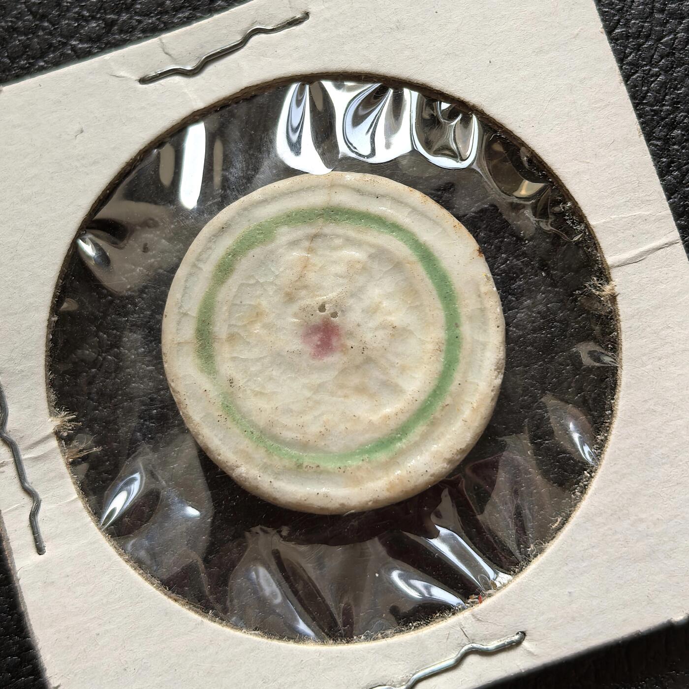 博洋堂暹罗瓷币专场拍卖暨第138期（全场包邮） 和合公司/钱-和合二仙 圆形 和合二仙原型为唐代僧人寒山、拾得，后被民间奉为民俗神。象征和睦同心、家庭美满，也常用于祝福人际交往融洽、婚姻幸福。美国藏家旧藏