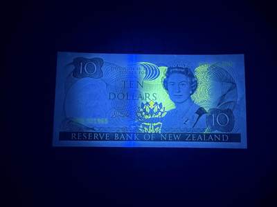 【炜奕收藏】，第四十三期 新西兰10元，UNC品相，千位号号码无47，与上一张同号