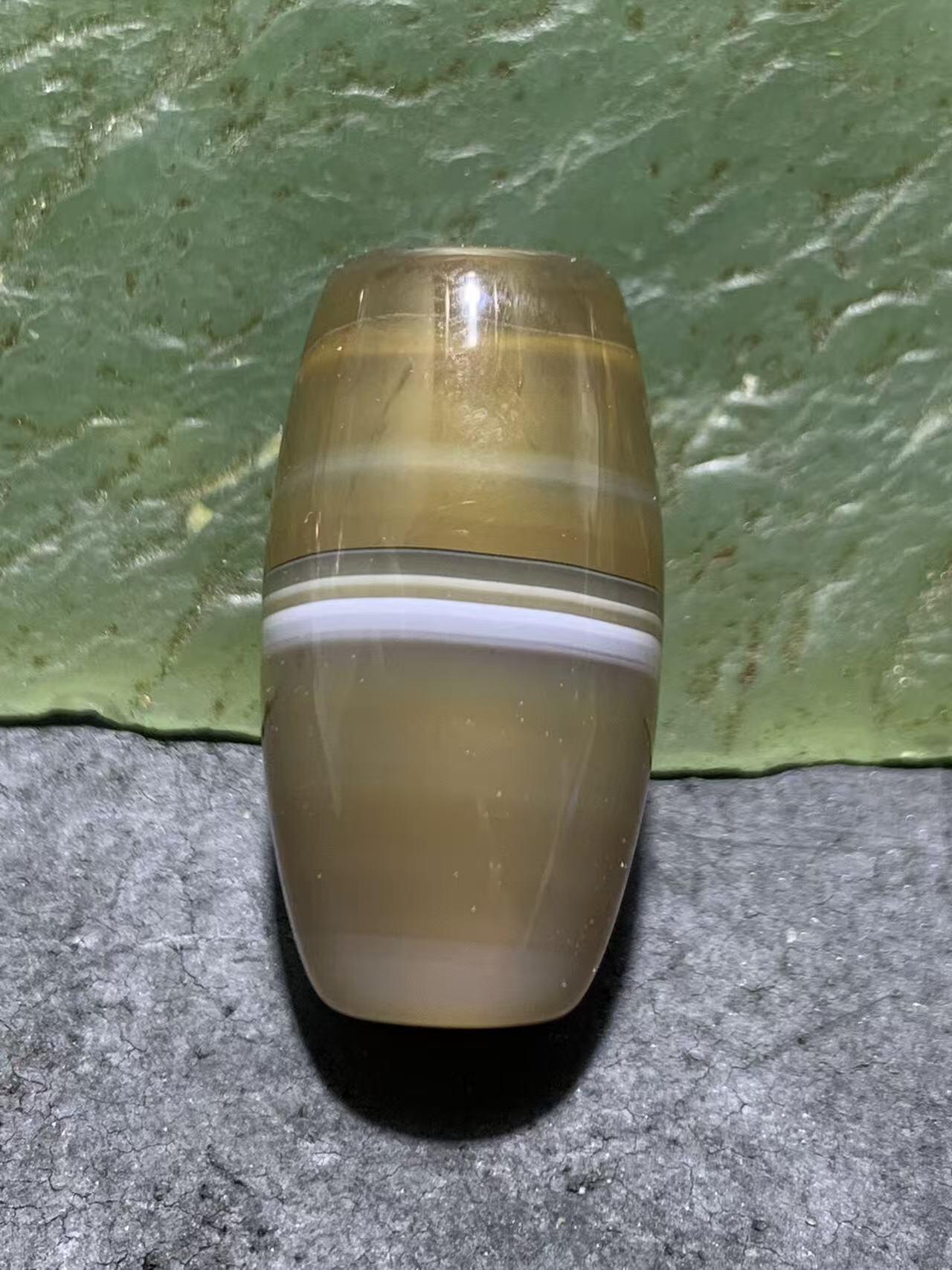 精美高玉化一线缠丝玛瑙桶珠一颗。