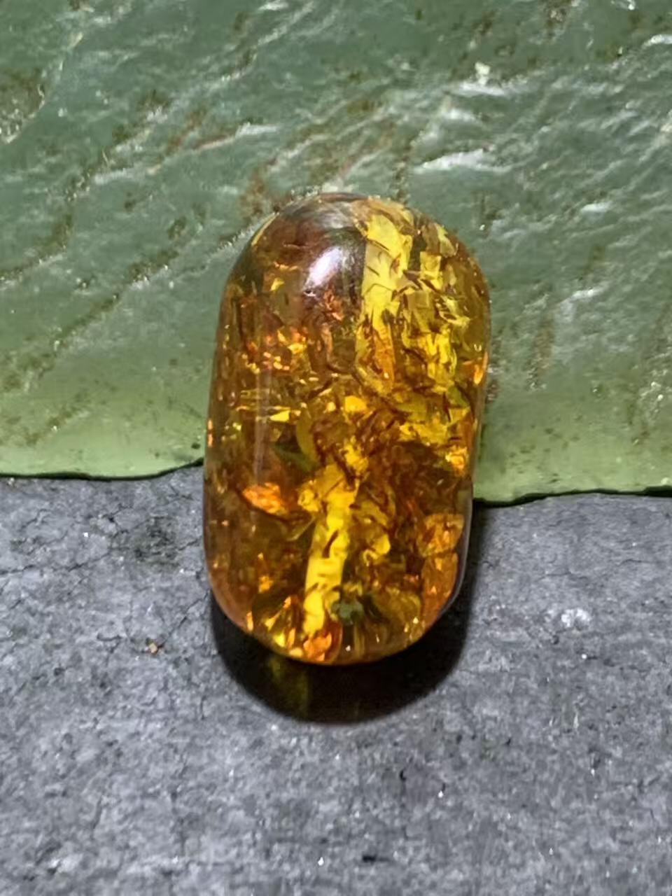 乌克兰花珀随形桶珠一个