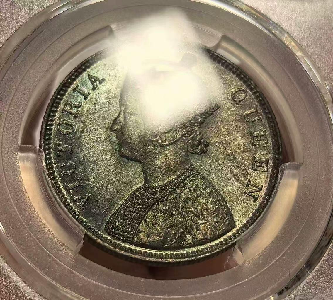 【礼羽收藏】🌏世界钱币拍卖第102期 1862年英属印度维多利亚1卢比银币PCGS-MS62，原汁原味酱彩老包浆，包浆醇厚，打制精美，极美爆彩，味道币味道足，酱彩锋利感十足，状态极佳。可遇不可求，比普通的白币好太多。