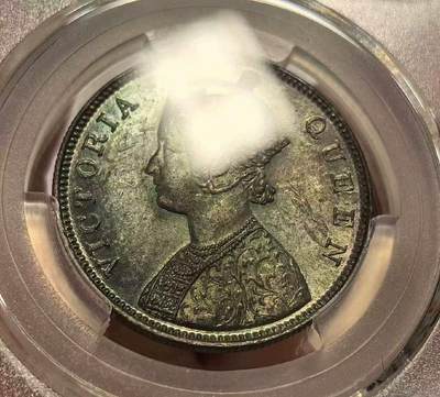 【礼羽收藏】🌏世界钱币拍卖第102期 - 1862年英属印度维多利亚1卢比银币PCGS-MS62，原汁原味酱彩老包浆，包浆醇厚，打制精美，极美爆彩，味道币味道足，酱彩锋利感十足，状态极佳。可遇不可求，比普通的白币好太多。