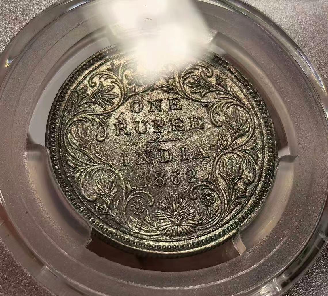 【礼羽收藏】🌏世界钱币拍卖第102期 1862年英属印度维多利亚1卢比银币PCGS-MS62，原汁原味酱彩老包浆，包浆醇厚，打制精美，极美爆彩，味道币味道足，酱彩锋利感十足，状态极佳。可遇不可求，比普通的白币好太多。