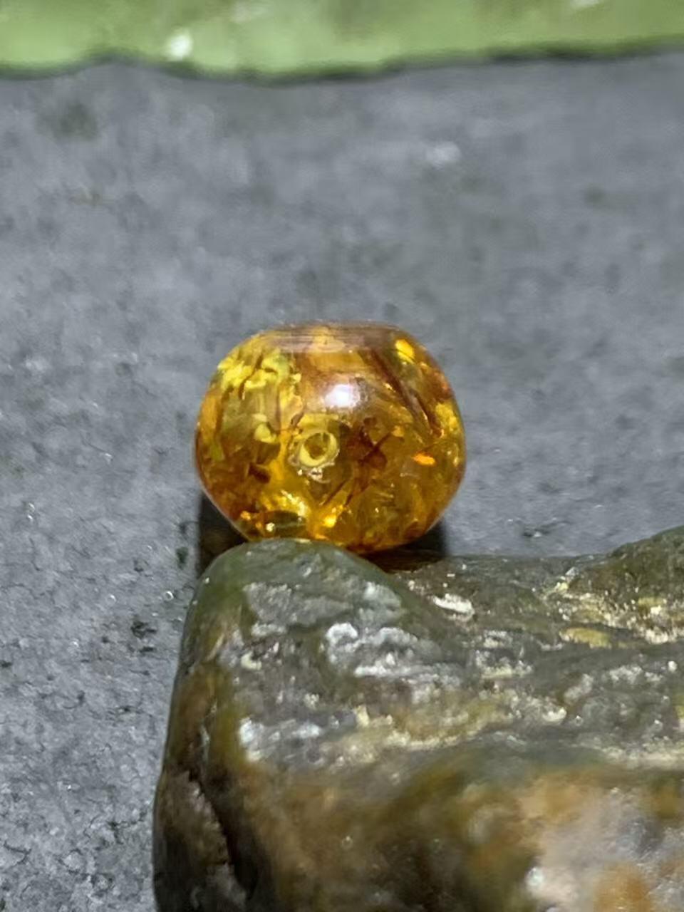 乌克兰花珀随形桶珠一个
