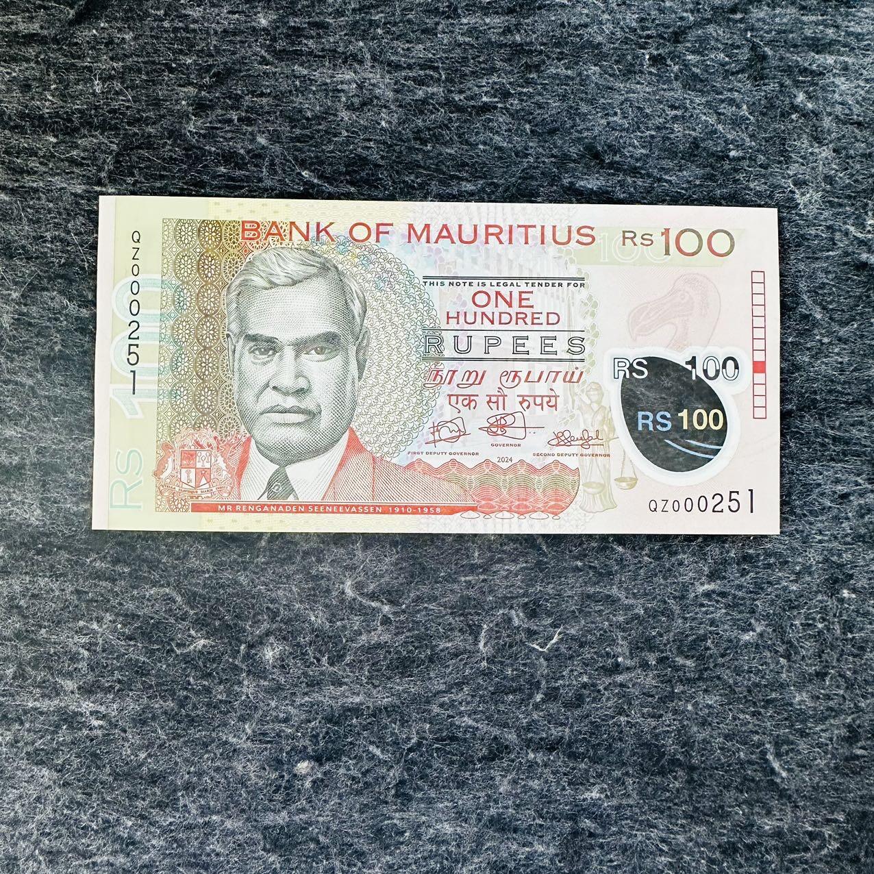 🇲🇺2519¥ ¥毛里求斯2024/2025年200卢比塑料钞 毛里求斯2024/2025年100卢比塑料钞，QZ补号冠，QZ000251