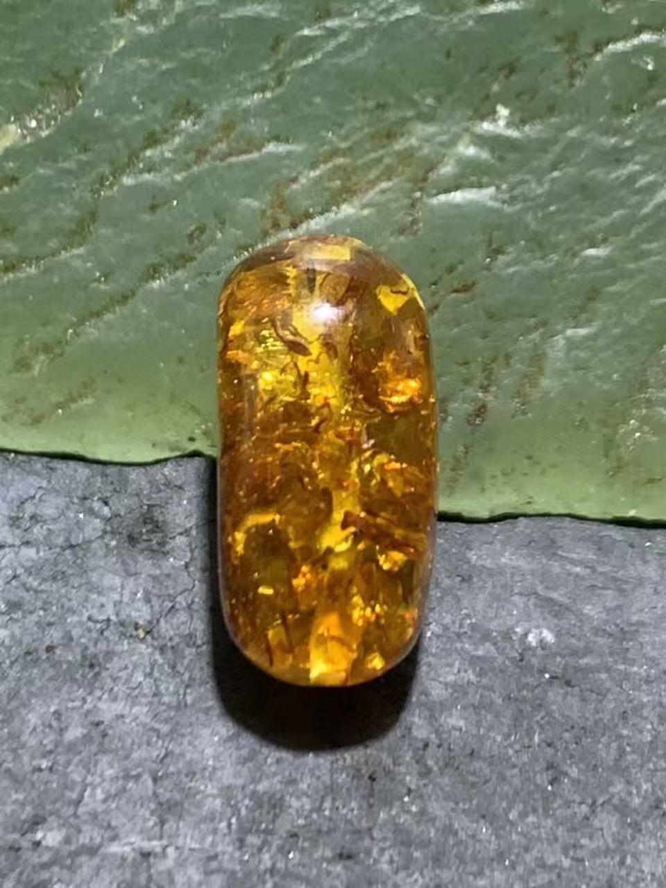 乌克兰花珀随形桶珠一个