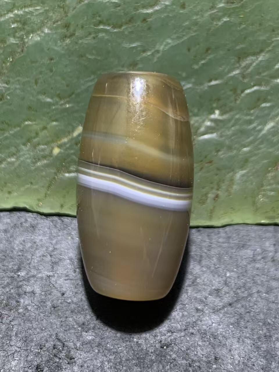 精美高玉化一线缠丝玛瑙桶珠一颗。