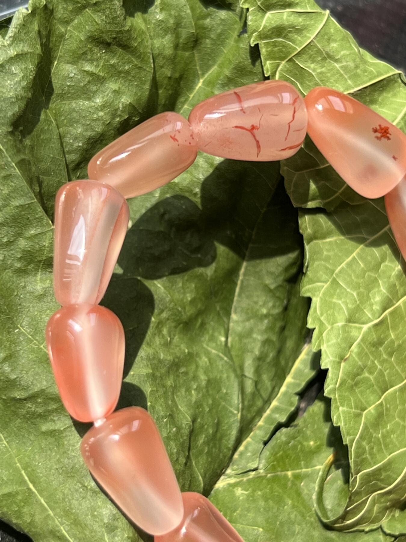 零元拍：清清爽爽粉粉嫩嫩的南红樱桃红随型手串。约21.9克。清凉夏日，小手腕怎么少得了一条美美的手串呢？颜色以实物为准。出价前必须认真读完本简介说明，请谨慎出手。360度无死角拍照，绝不掩盖瑕疵。传图我会传原图让大家尽可能看清拍品，有任何疑问可以微信或者站内提问。