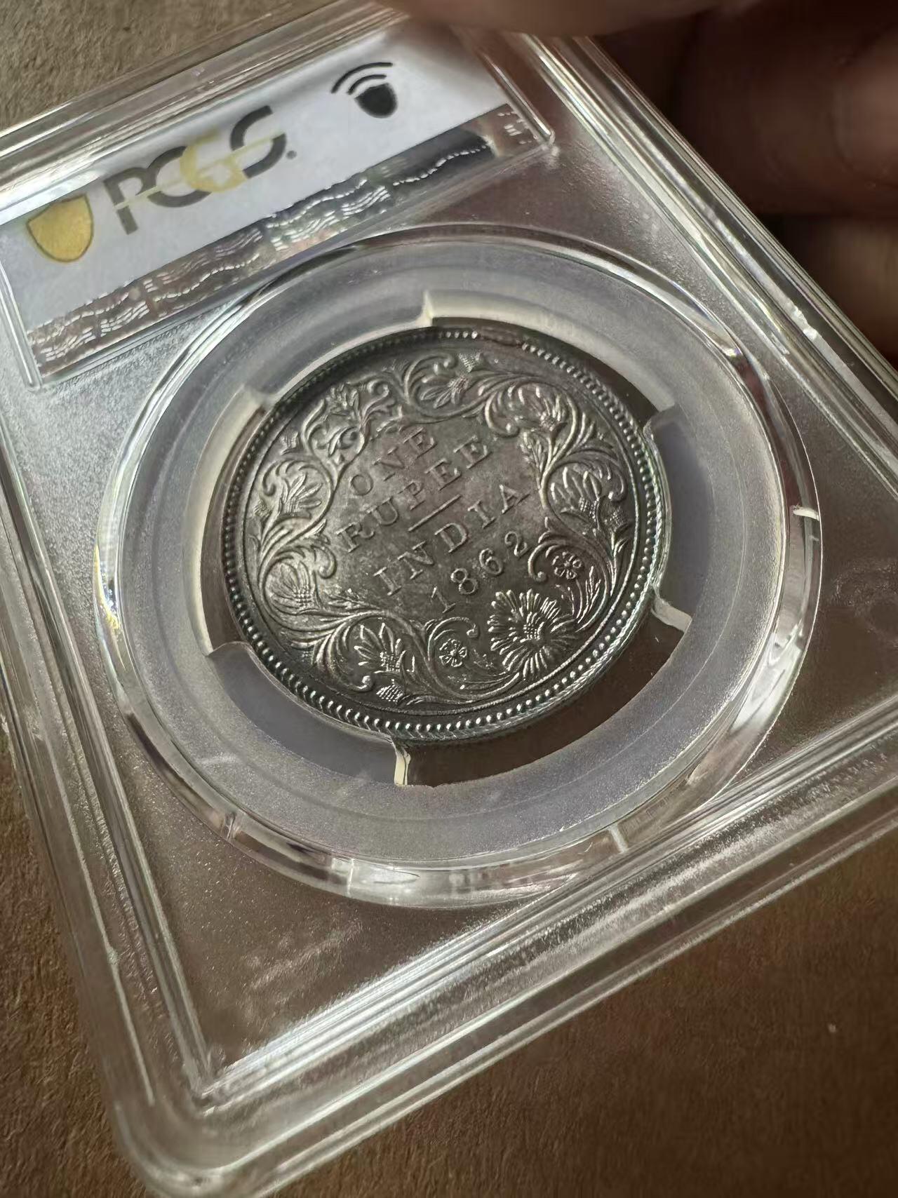 【礼羽收藏】🌏世界钱币拍卖第102期 1862年英属印度维多利亚1卢比银币PCGS-MS62，原汁原味酱彩老包浆，包浆醇厚，打制精美，极美爆彩，味道币味道足，酱彩锋利感十足，状态极佳。可遇不可求，比普通的白币好太多。