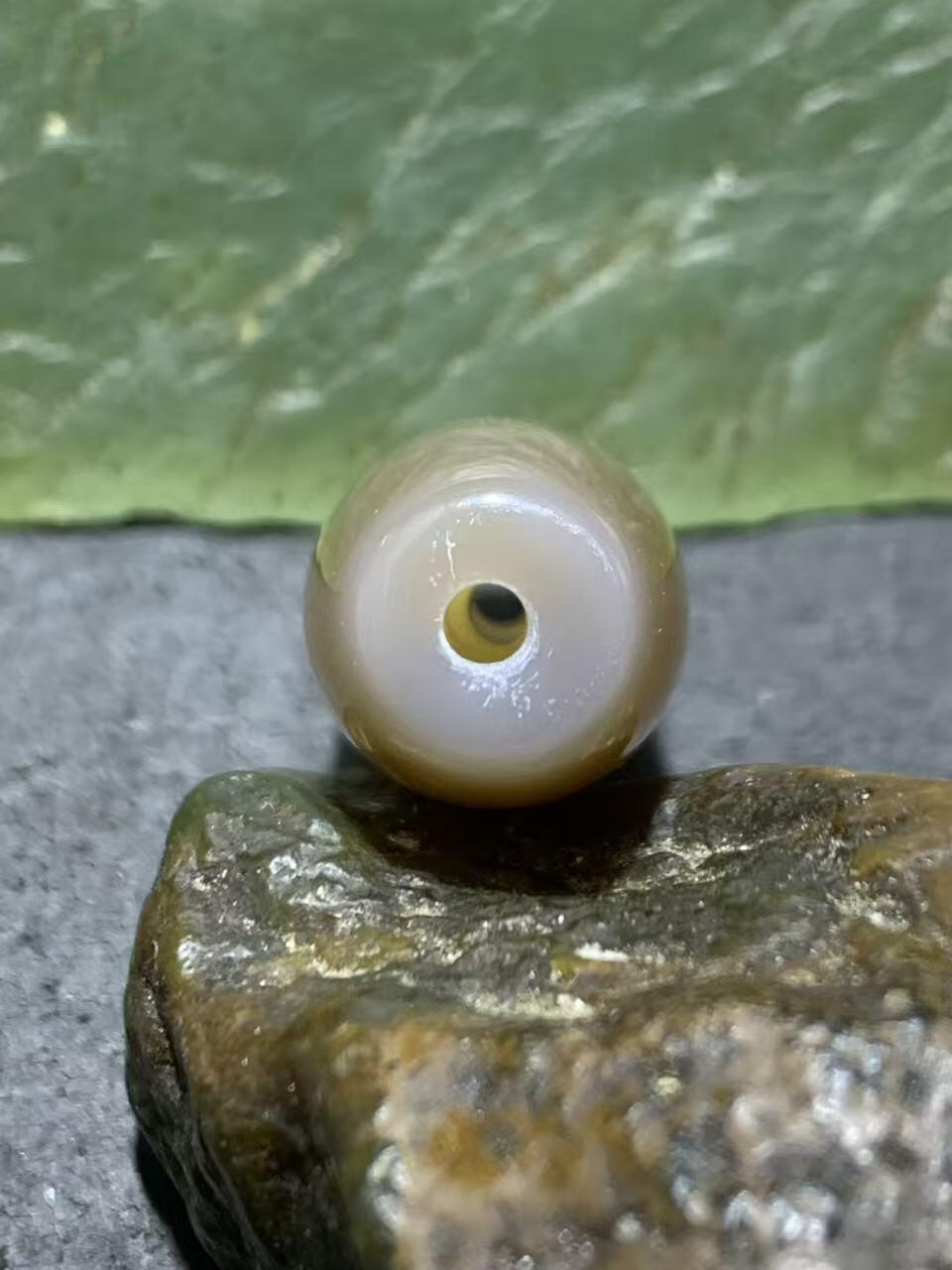 精美高玉化一线缠丝玛瑙桶珠一颗。