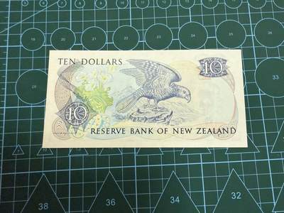 【炜奕收藏】，第四十三期 新西兰10元，UNC品相，千位号号码无47，与上一张同号