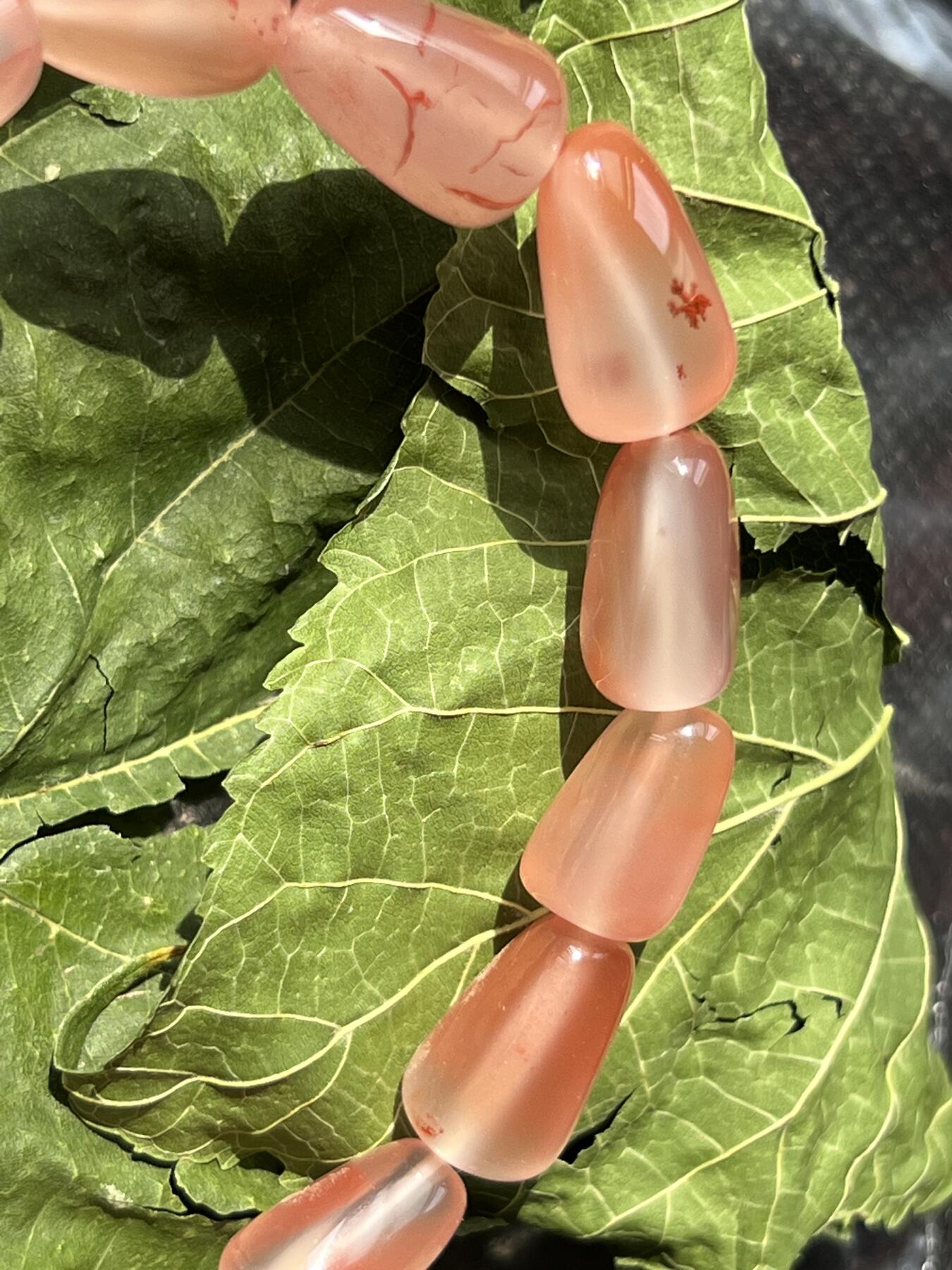 零元拍：清清爽爽粉粉嫩嫩的南红樱桃红随型手串。约21.9克。清凉夏日，小手腕怎么少得了一条美美的手串呢？颜色以实物为准。出价前必须认真读完本简介说明，请谨慎出手。360度无死角拍照，绝不掩盖瑕疵。传图我会传原图让大家尽可能看清拍品，有任何疑问可以微信或者站内提问。