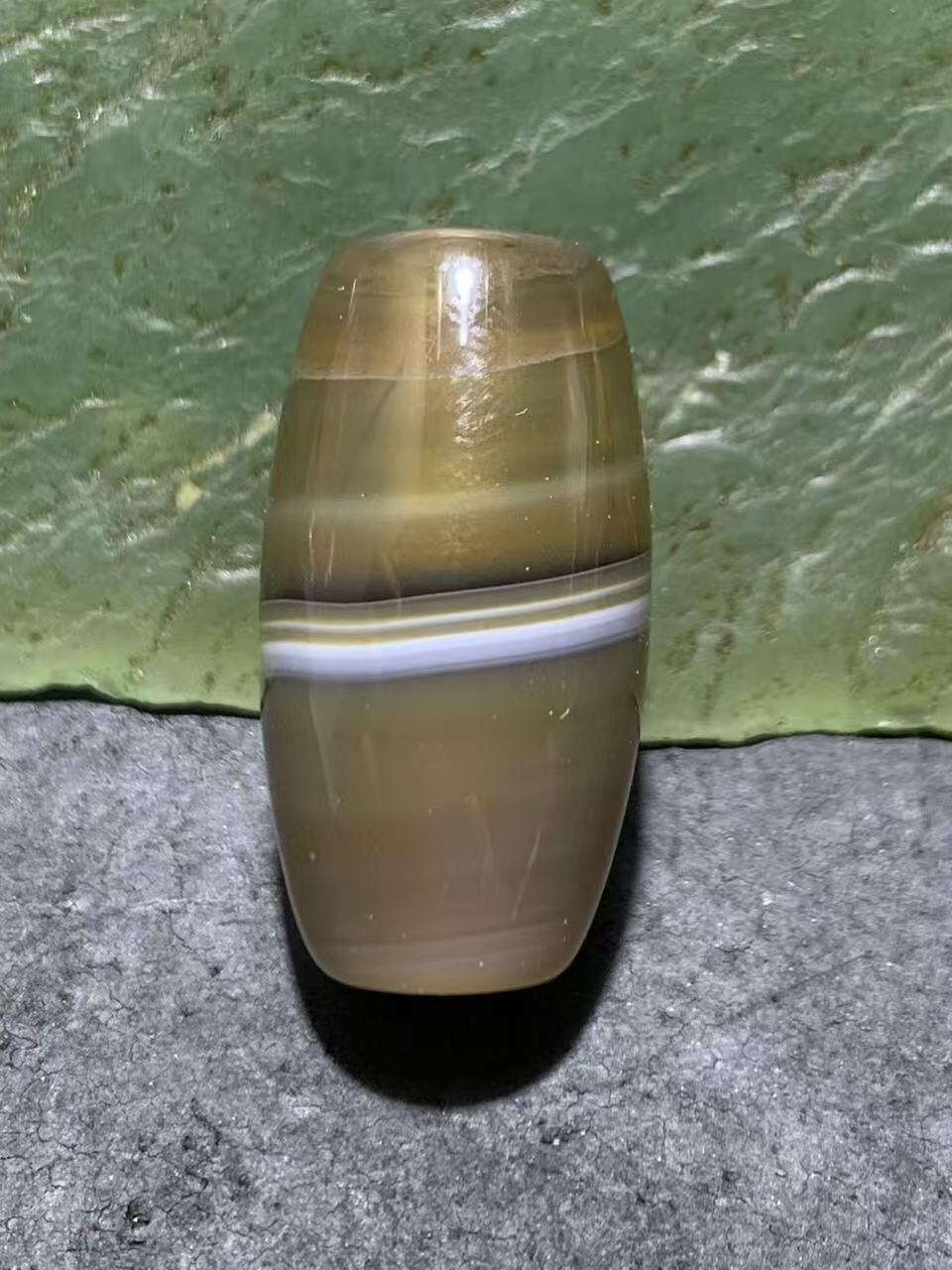 精美高玉化一线缠丝玛瑙桶珠一颗。