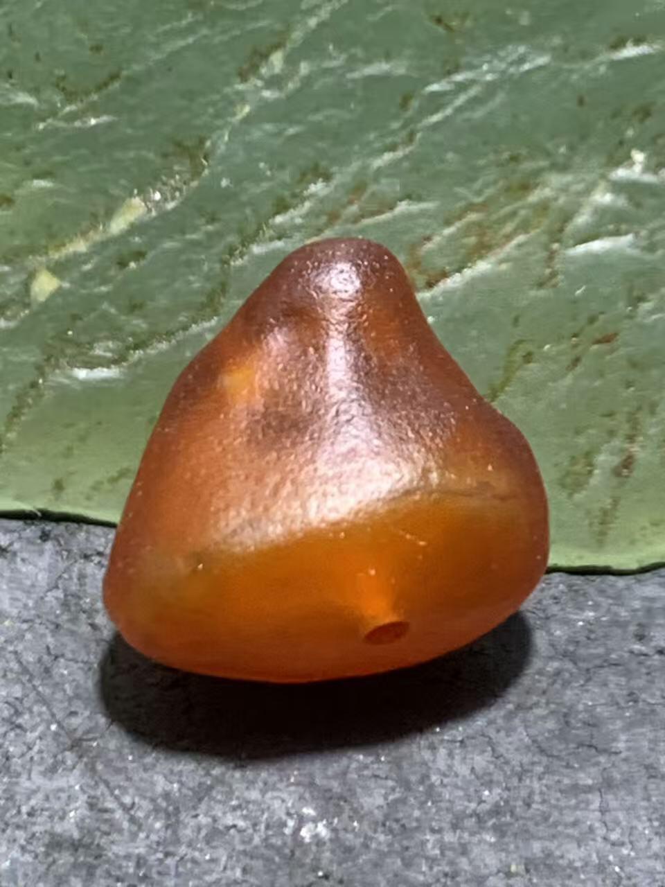 精美天然戈壁阿拉善樱桃红原石珠子一颗