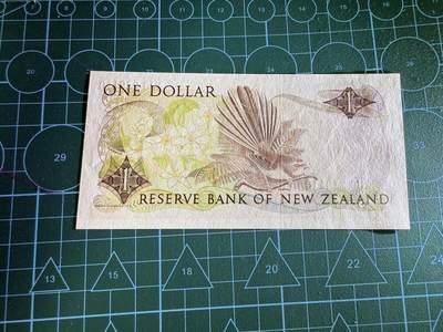 【炜奕收藏】，第四十三期 新西兰1元，UNC品相，号码无47