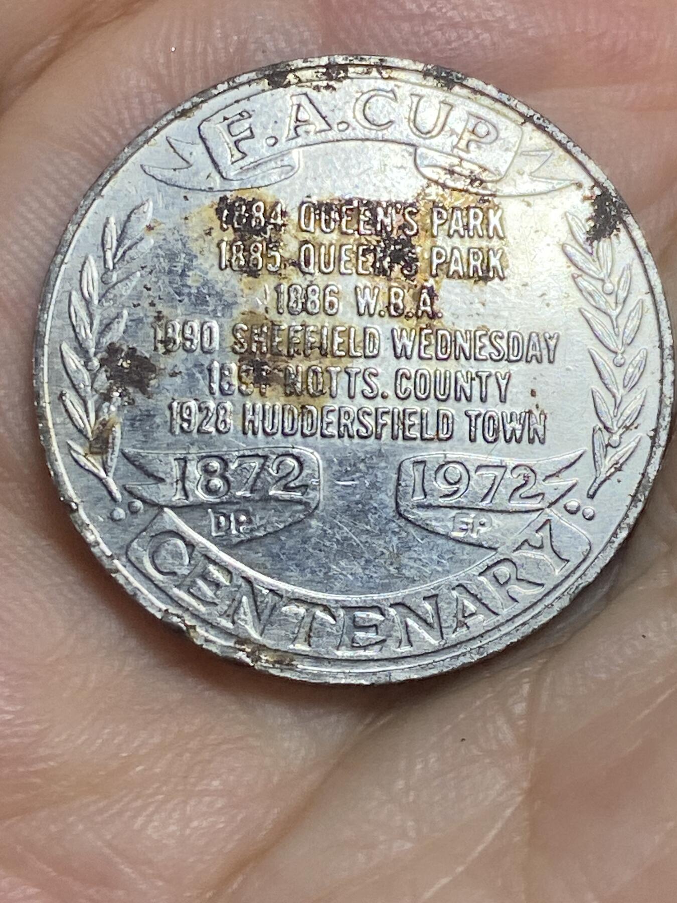 2025年第八十六场(总第一百一十二场）外国好品散币(免佣金) 英国🇬🇧1972年纪念章(英国足总杯百年纪念章，币面有历届足总杯的著名球队名)