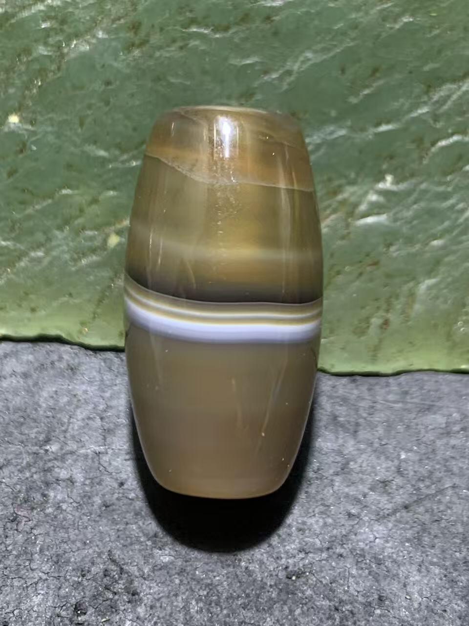 精美高玉化一线缠丝玛瑙桶珠一颗。