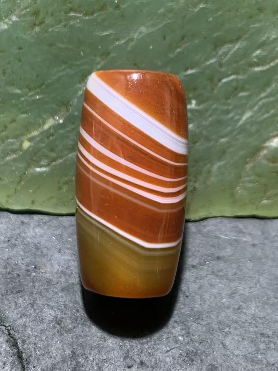 精美冰透高玉化千层纹缠丝玛瑙桶珠一颗。