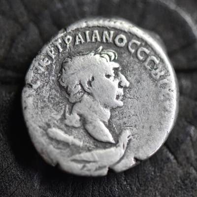 【良泉】【国庆精品场】10月2日晚19.30点开拍！ 222组，西方古代钱币、印章专场 - 【罕见】11.44克，公元103-109年【古罗马】图拉真，腓尼基行省推罗城打制，背堤喀女神坐于岩石上，下方为河神奥龙特斯游泳像，四德拉克马银币