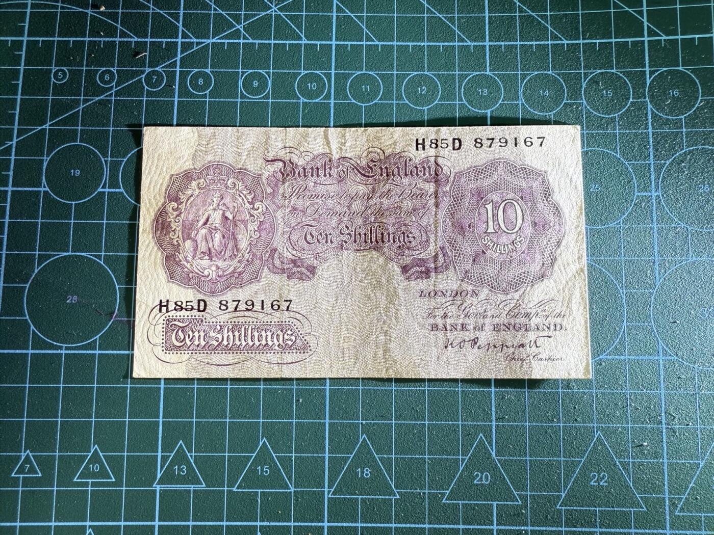 【炜奕收藏】，第四十三期 英国A序列战时紫色10先令，EF品相，少见品种