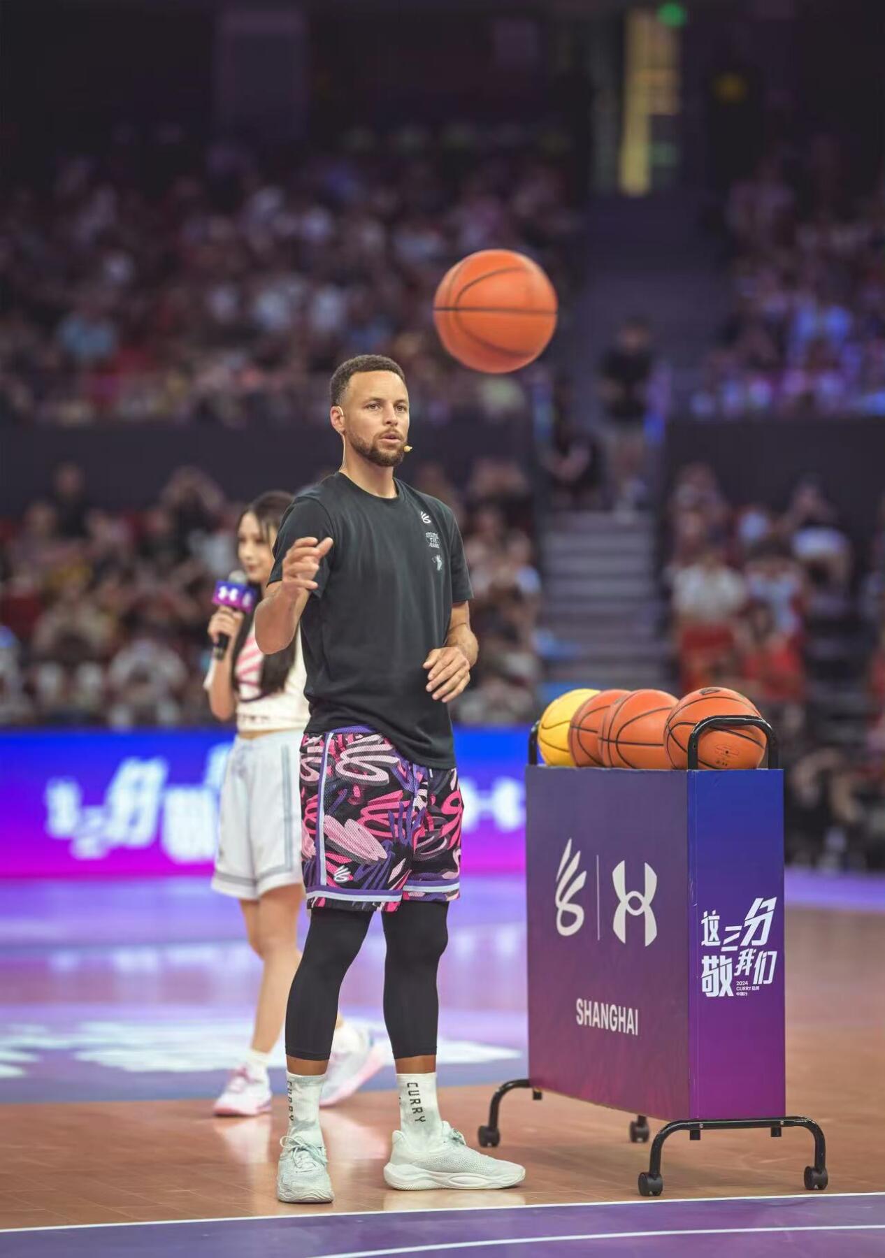 零元拍：斯蒂芬-库里亲签Under Armour 非市售重庆限定篮球“三分王在江城与您道晚安”，绝对究极珍藏之选，签于US 2025 CURRY 品牌亚洲行重庆站！（本次拍卖仅为篮球，不含合照内其它签名证件及物料，请看清楚再出价）