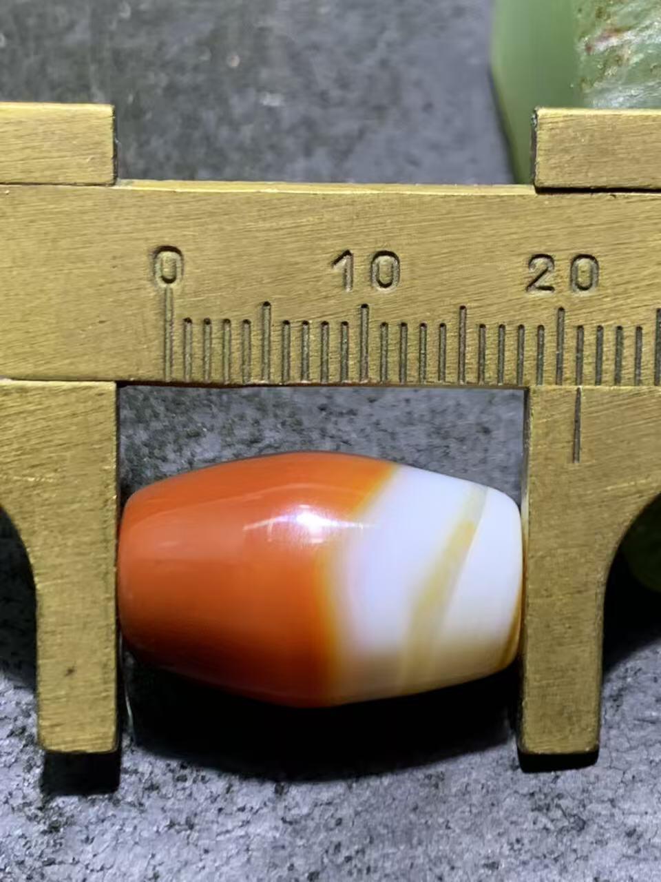精美高玉化一线缠丝玛瑙桶珠一个，