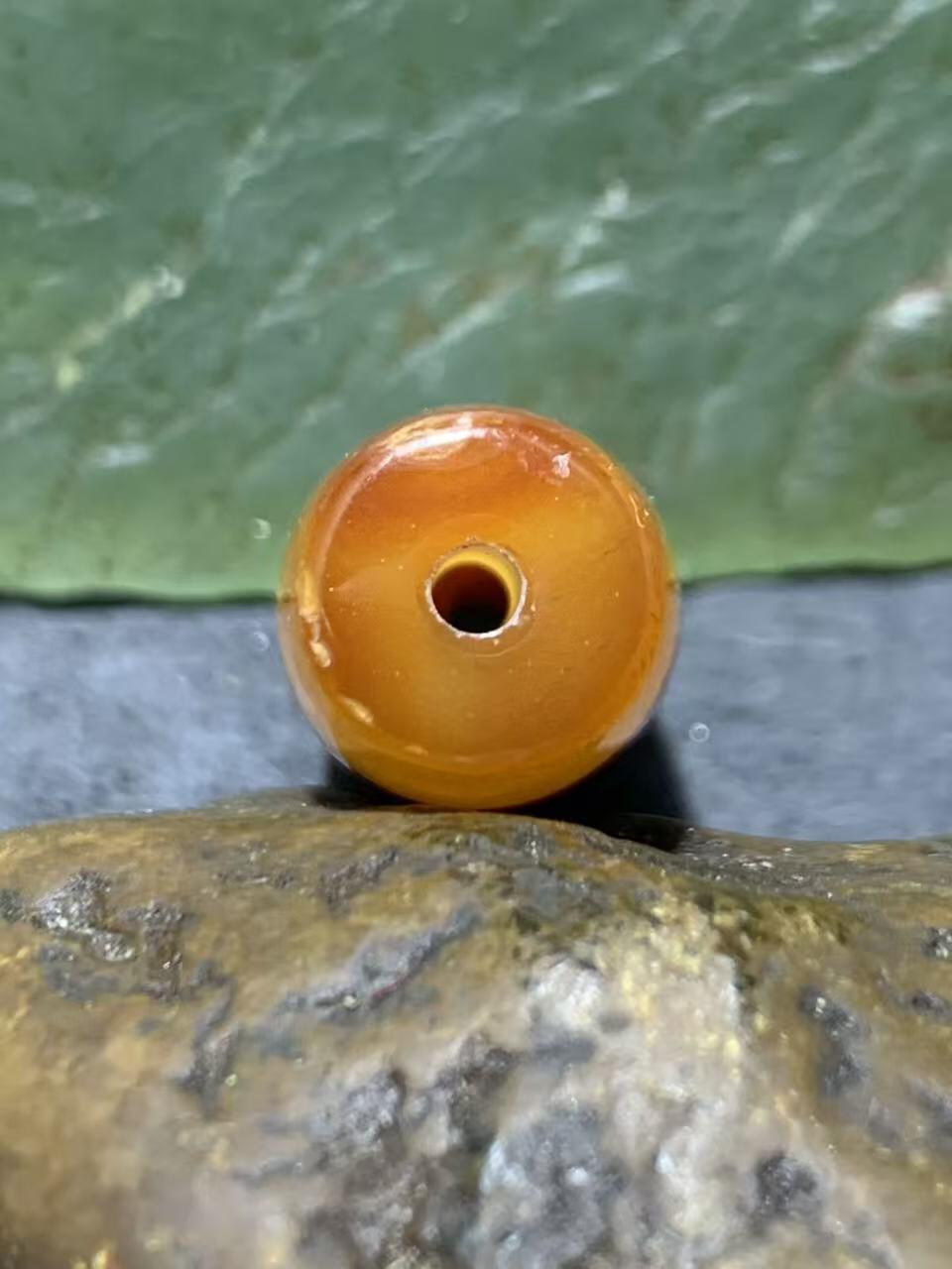 精美冰透高玉化千层纹缠丝玛瑙桶珠一颗。