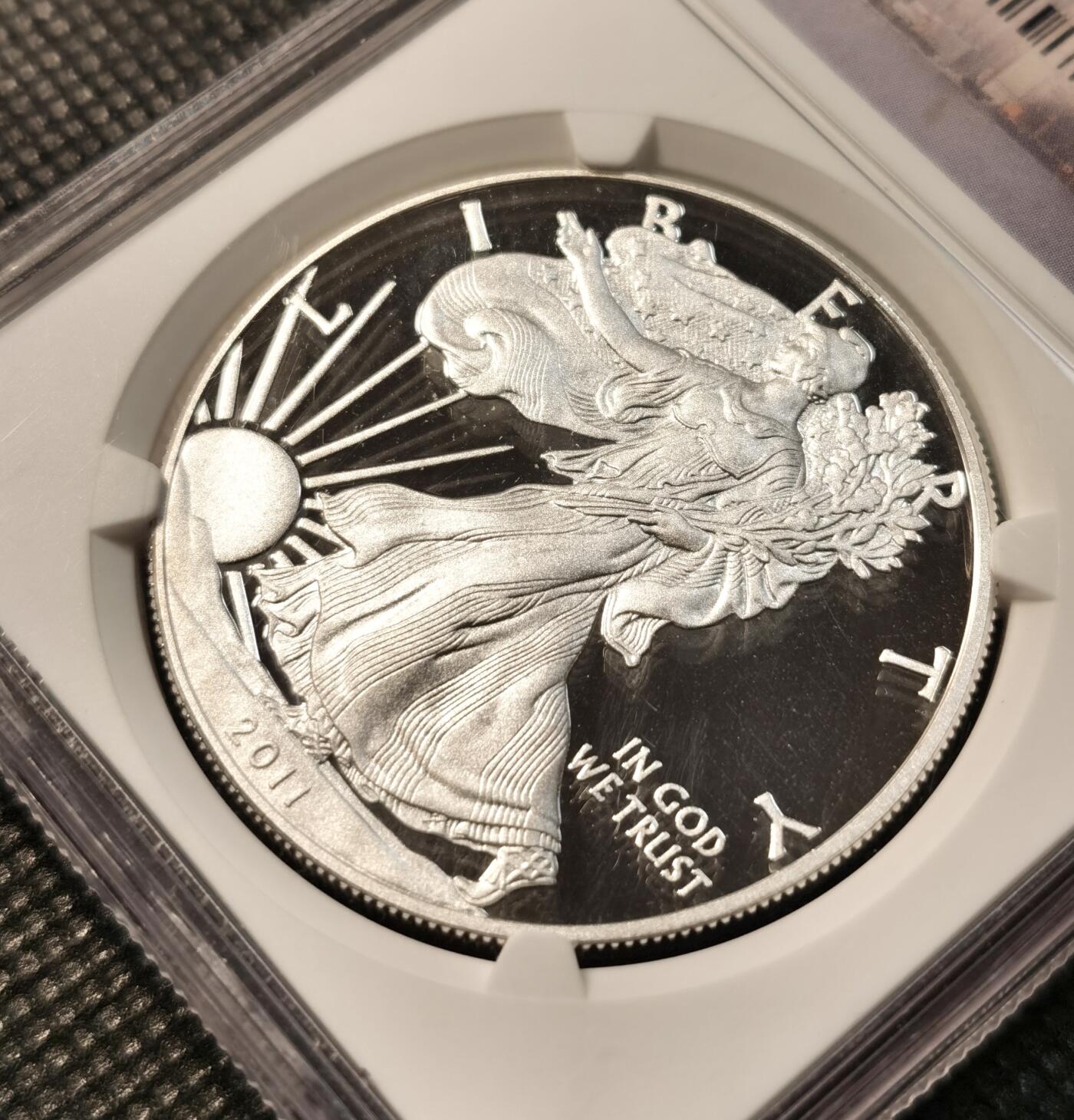 甄臻铺-世界币章拍卖（第32期），送拍享返佣金等优惠多多 NGC-PF69UC 2011美国一美元行走女神精制银币，银价持续暴涨，入手好时机