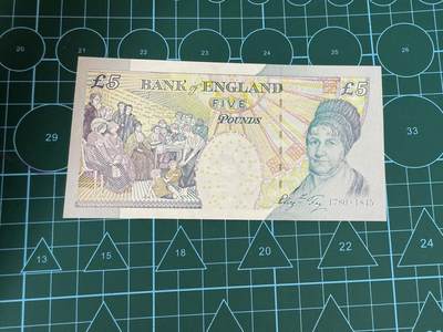 【炜奕收藏】，第四十三期 英国D序列再版5镑，UNC-品相，有一道车轮印