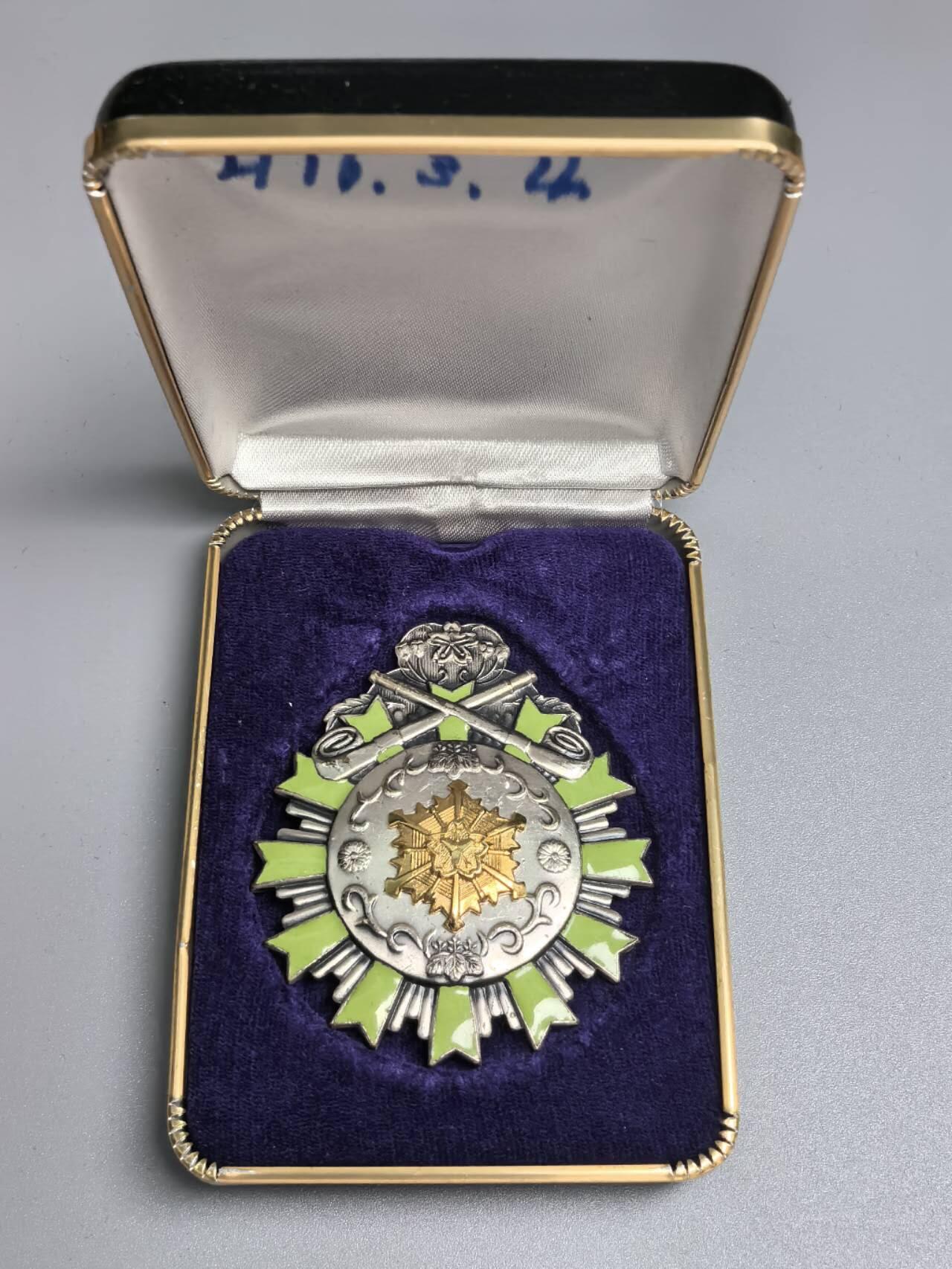 小驴勋章奖章收藏9月6日星期六晚18点拍卖（有偿代拍，送拍规则在简介最后，参拍须阅读规则后再参拍，关系到运费包装发货时效真假辨别等关键信息，店主微信码在最后一拍品）