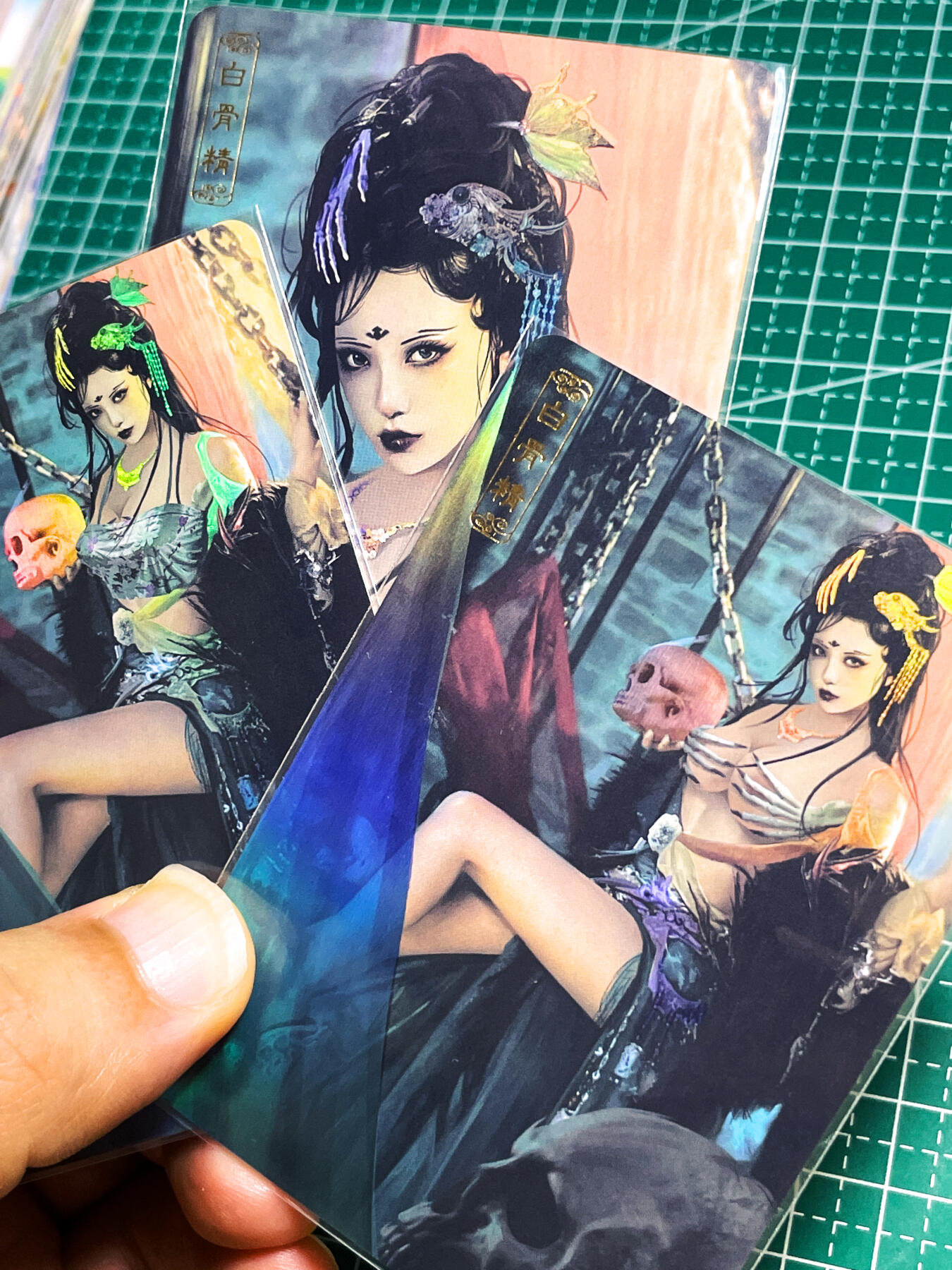 【关注参拍有赠卡】显眼宝30期  卡将卡牌  白骨精 最有白晶晶的感觉的画作 一套3张   金彩工艺   63*88