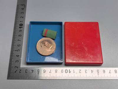 小驴勋章奖章收藏9月6日星期六晚18点拍卖（有偿代拍，送拍规则在简介最后，参拍须阅读规则后再参拍，关系到运费包装发货时效真假辨别等关键信息，店主微信码在最后一拍品） - 东德奖章带盒