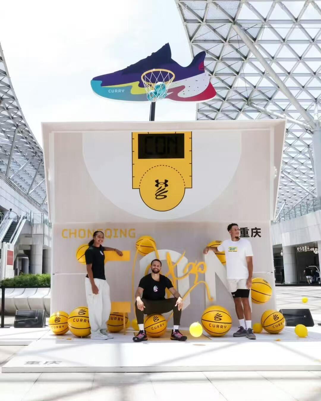 零元拍：斯蒂芬-库里亲签Under Armour 非市售重庆限定篮球“三分王在江城与您道晚安”，绝对究极珍藏之选，签于US 2025 CURRY 品牌亚洲行重庆站！（本次拍卖仅为篮球，不含合照内其它签名证件及物料，请看清楚再出价）