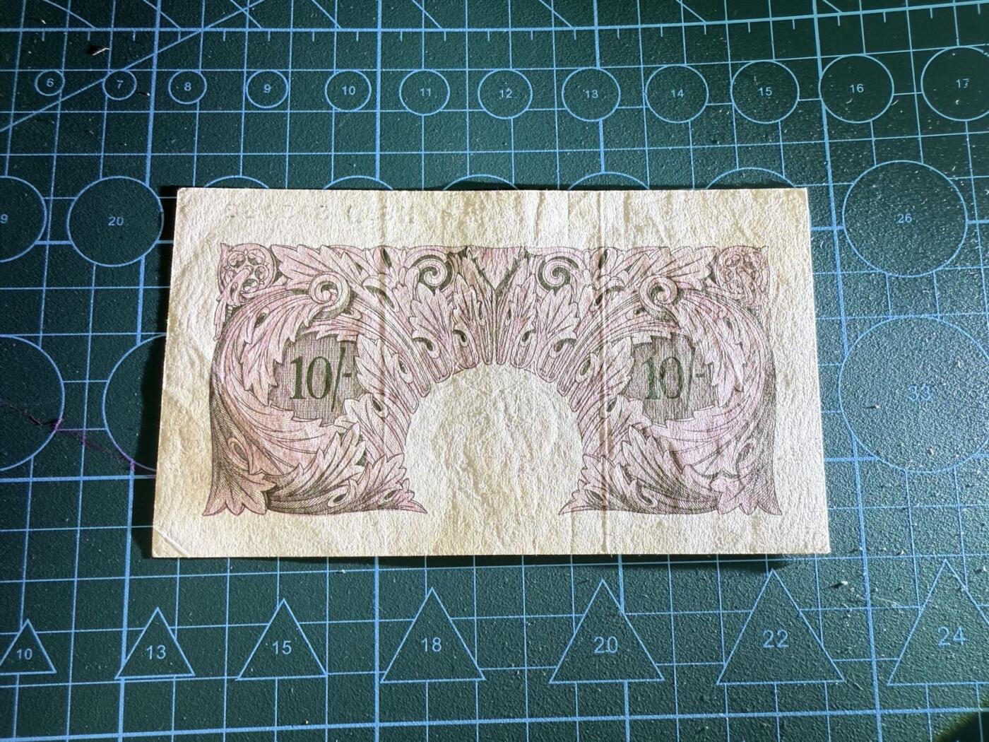 【炜奕收藏】，第四十三期 英国A序列战时紫色10先令，EF品相，少见品种