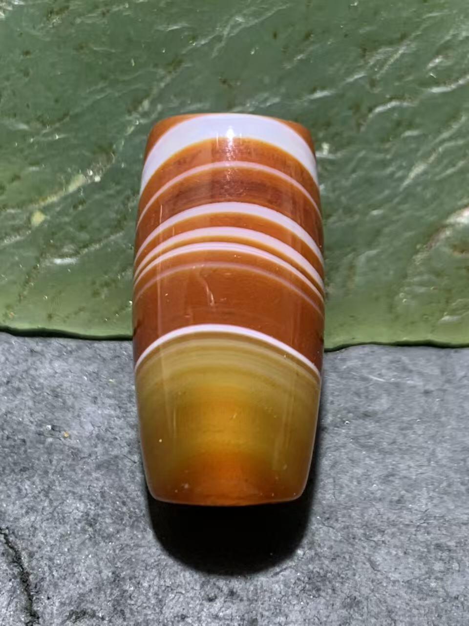 精美冰透高玉化千层纹缠丝玛瑙桶珠一颗。