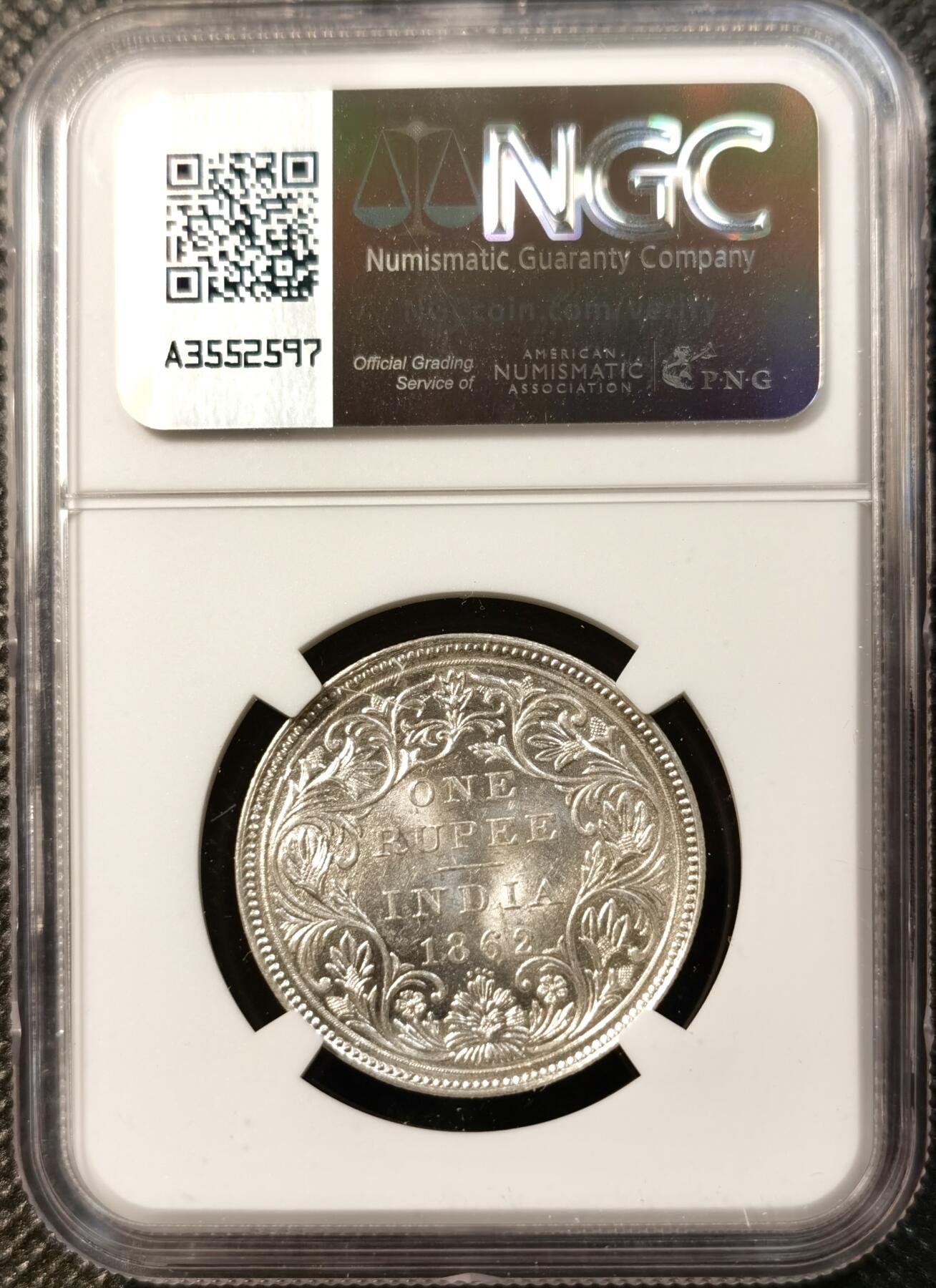 甄臻铺-世界币章拍卖（第32期），送拍享返佣金等优惠多多 NGC-MS62 1862年英属印度小维1卢比，背面状态极好