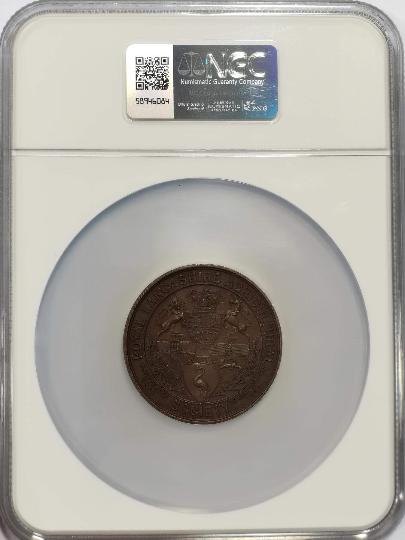 博洋堂世界钱币拍卖第137期（全场包邮） NGC MS63 大英帝国1922年兰开夏郡农业博览会巨大铜章，高浮雕唯美女神设计让人心旷神怡。盒子正面右侧有一小磕