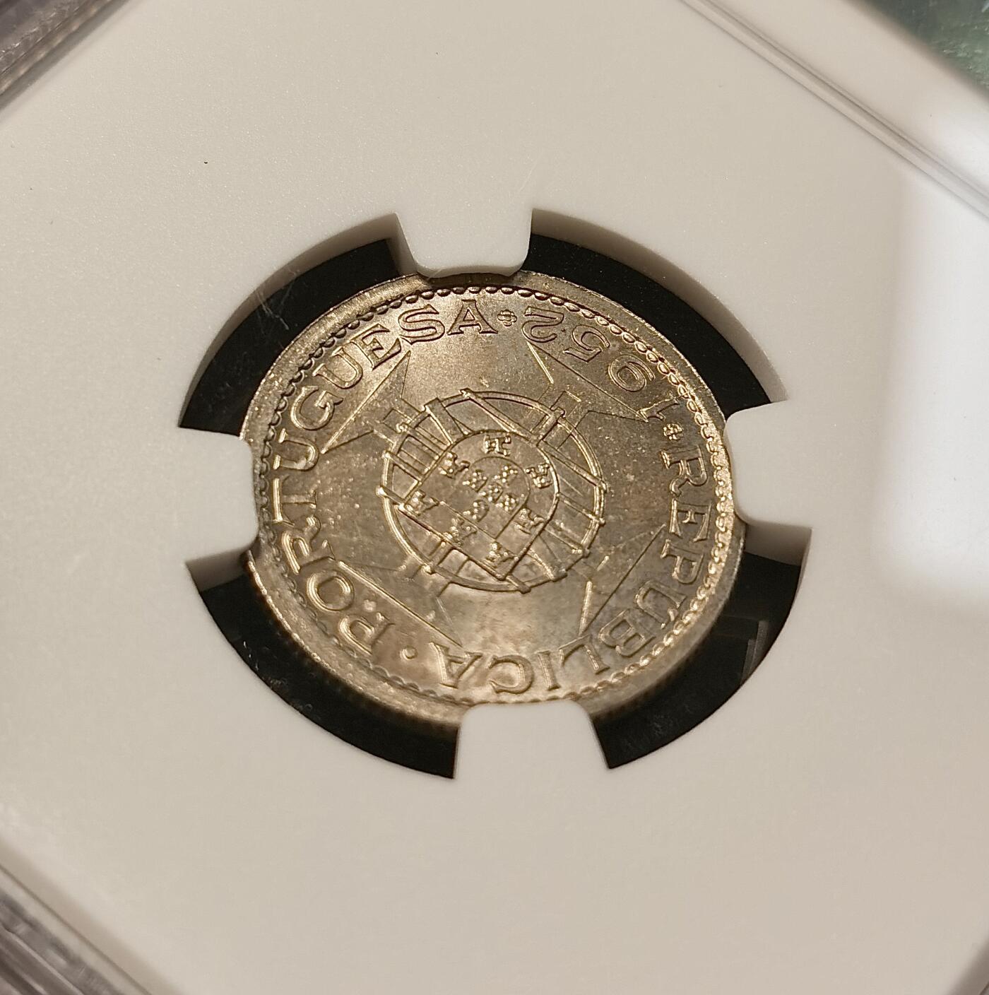 甄臻铺-世界币章拍卖（第32期），送拍享返佣金等优惠多多 NGC-MS65 1952年澳门50分，卷拆高分，2枚一组