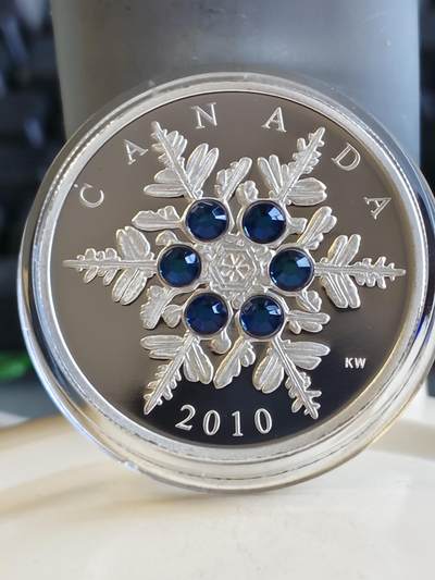 第174期拍卖【长期征集拍品】 - 加拿大2010年雪花系列镶嵌坦桑蓝水晶1盎司银币，9999银，发行7500枚