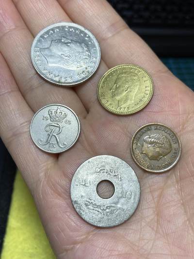 2025年第八十六场(总第一百一十二场）外国好品散币(免佣金) 5枚：西班牙🇪🇸1984年25比塞塔，1975年1比塞塔，丹麦🇩🇰1965年10欧尔，荷兰🇳🇱1964年1分，埃及1917年5米利姆