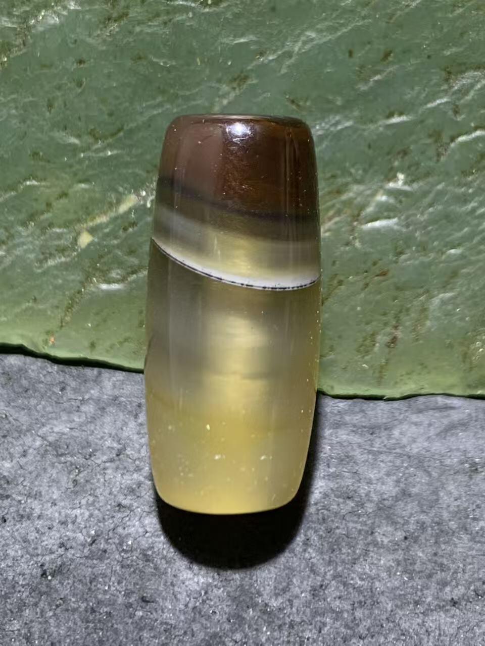 精美高玉化巴西玛瑙桶珠一颗。
