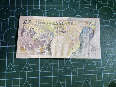 【炜奕收藏】，第四十三期 英国D序列再版5镑，UNC-品相，有一道车轮印