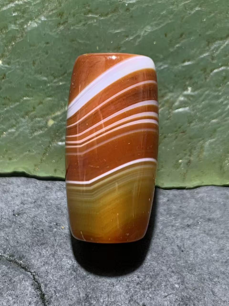 精美冰透高玉化千层纹缠丝玛瑙桶珠一颗。